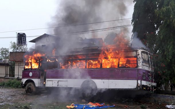 दाङ उच्च अदालत नजिकै बसमा आगजनी