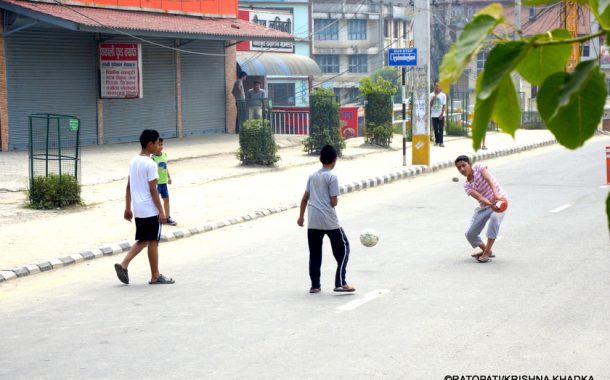निर्वाचनको असर : राजधानीको सुनसान सडक बन्यो फुटबल मैदान