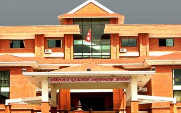 चार लाख नगदसहित शिक्षा अधिकारीहरु पक्राउ