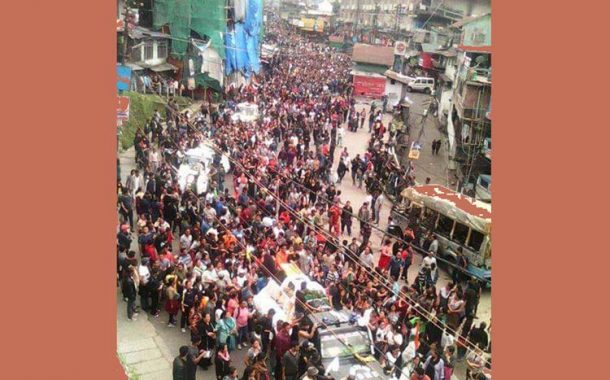 दार्जिलिङमा ज्यान गुमाउनेको शवयात्रामा हजारौं उत्रिए