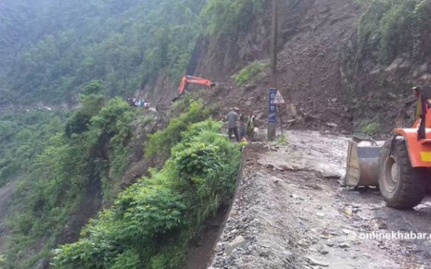 मुग्लिन–नारायणगढ सडकखण्डमा पहिरोले प्रहरीको भ्यान पुरियो, २ जनाको मृत्यु, २ वेपत्ता